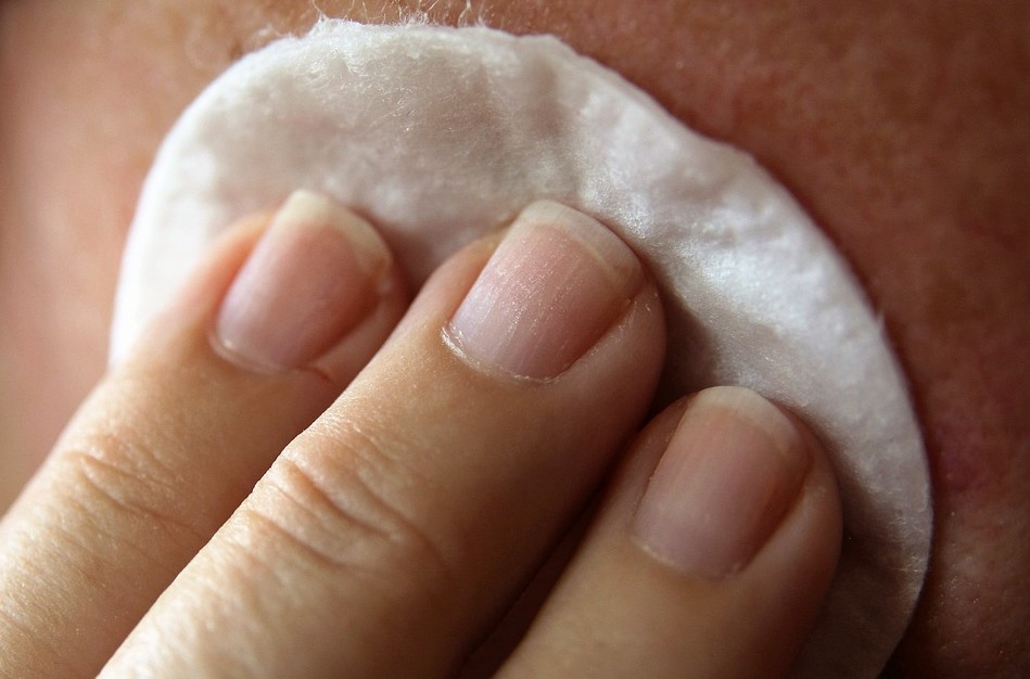 cleaning skin with cotton